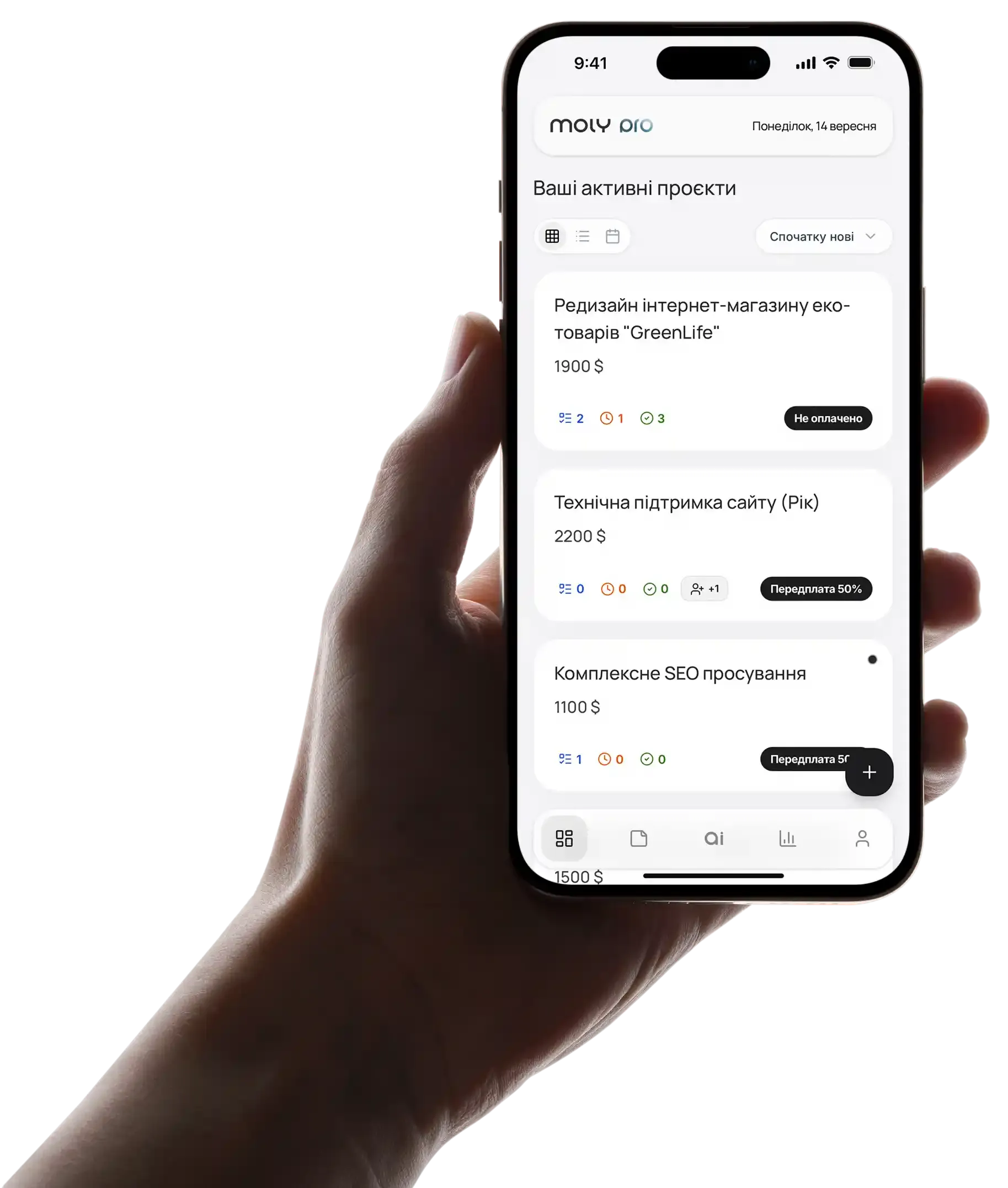 Рука тримає iPhone з MOLY CRM: список активних проєктів із сумами та статусами оплат